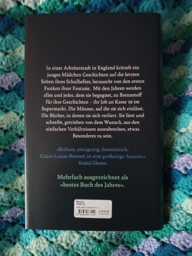 Klappentext: In einer Arbeiterstadt in England kritzelt ein junges Mädchen Geschichten auf die letzten Seiten ihres Schulheftes, berauscht von den ersten Funken ihrer Fantasie. Mit den Jahren werden alles und jeder, dem sie begegnet, zu Brennstoff für ihre Geschichten - ihr Job an Kasse 19 im Supermarkt. Die Männer, auf die sie sich einlässt. Die Bücher, in denen sie sich verliert. Sie liest und schreibt, getrieben von dem Wunsch, aus den einfachen Verhältnissen auszubrechen, etwas Besonderes zu sein.