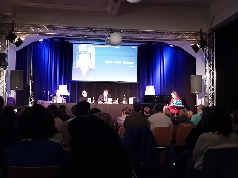 Blick auf die Bühne mit den drei Autoren und der Moderatorin vom Verlag.
Thriller-Gala Buchmesse Messebericht