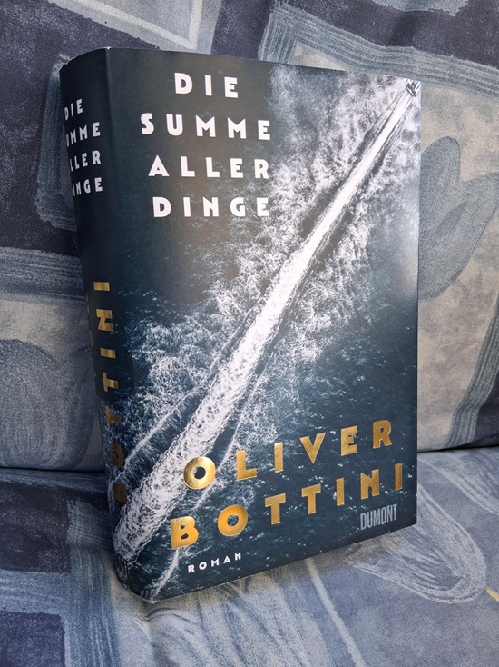 Das Buch vor blauem Hintergrund. Das Cover ist selbst in Blautönen gehalten und zeigt ein Schnellboot, dass durchs Wasser fährt.