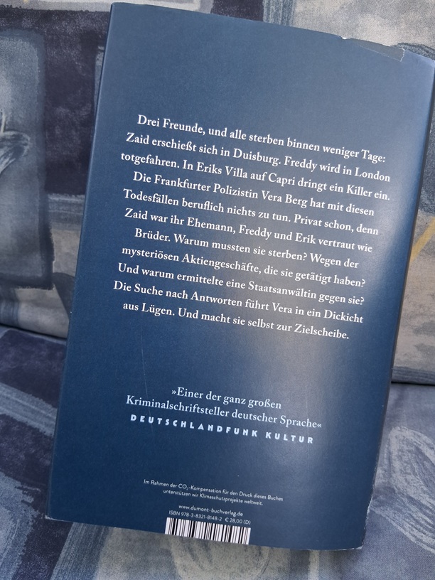 Die Rückseite des Buches mit dem Klappentext, weiße Schrift vor blauem Hintergrund.
Steuerbetrug Krimi global